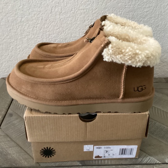 UGG® Women's Funkarra Zip Cuffed Cold-Weather Booties, size 7 - Picture 1 of 16